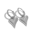 Boucles d'oreilles cœur argentées minimalistes en acier titane poli sur fond blanc - 【g216】boucles D'oreilles En Forme De Cœur Acier