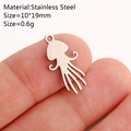 Mini roestvrijstalen kwal hanger 10x19mm bedeltje getoond op een vingertop - Kwal / Zilver