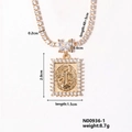 Detailweergave van gouden religieuze ketting met vierkante hanger en witte zirkonia steen - Vierkante Heiligemedaille (N00936-1)