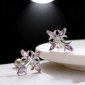 Vue macro de boucles d'oreilles croix avec zircons violets et fermoir à vis - Argent et Violet (9510)