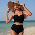 Zweiteiliger schwarzer Bikini mit hoher Taille und gerafften Details am Strandhintergrund - S / Schwarz