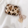 Detalle de funda para AirPods Pro de leopardo con colgante de perla corazón y placa dorada - AirPods 1/2 / Dije de corazón