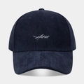 Detalle de gorra de pana azul marino con bordado Faster en cursiva blanca en el frente - Ajustable / Azul marino