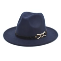 Dettaglio cappello fedora in lana blu navy con cinturino in pelle nera e catena dorata - Blu navy