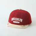 Berretto in velluto a coste rosso e crema per bambini con ricamo Brooklyn e New York - 50cm (1-3 anni) / Stile Brooklyn / Borgogna