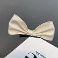 Eleganter Haarclip mit cremefarbener Satinschleife und strukturierter Oberfläche für Damen - Beige