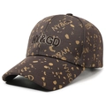 Donkerbruine geborduurde baseballpet met abstracte print en groot 3D NY&GD-logo detail - Verstelbaar / koffiekleur