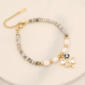 Détail de perles colorées et pendentif trèfle avec œil de cœur et zircons étincelants sur chaîne - 8# Bracelet de Perles et Trèfle Blanc Vert