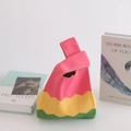 Borsa tote intrecciata a mano con motivo a onde rosa, giallo e verde su tavolo bianco - Gelato Arancione Giallo