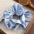 Détail d'un chouchou en satin bleu à carreaux avec dentelle dans une boîte à bijoux - Bleu Satin Style de Grande Taille