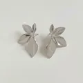 Polished silver leaf earrings in floral design made of minimalist stainless steel - Four-lobe Leaf Style (PDE2595) / Silver