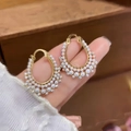 Orecchini vintage dorati con cerchio intrecciato, perle e cristalli di zircone lucidi - Fibbia per orecchie / Oro-Bianco