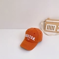 Detail einer orangefarbenen Baumwollkappe mit weißem Boston-Stick und dekorativem Spielzeug - Empfohlen 2-7 Jahre (48-53cm) / Orange