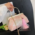 Borsa a conchiglia ricamata rosa con manico in metallo dorato e lunga nappa decorativa - Rosa