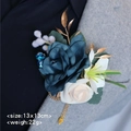 Dunkelblaue und cremefarbene Hochzeits-Ansteckblume für Bräutigam mit Goldkette - Dunstblau