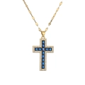 Goldkette mit blauem Zirkon Kreuzanhänger und flacher Gliederkette auf weißem Hintergrund - Blau