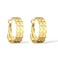 Detailansicht der goldenen geometrischen Gitter-Ohrringe mit poliertem Hohlquadrat-Muster - Geometrischer Hohl-Stil / Gold
