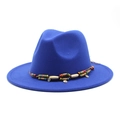 Détail du chapeau fedora bleu royal en laine avec bande ethnique perlée et breloques - Bleu