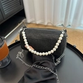 Borsa a cilindro con strass neri, manico di perle e tracolla a catena argento - Perla Nera