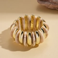 Dettaglio del bracciale elastico boho in resina marmorizzata e metallo dorato - Motivo Marmo Bianco Sporco Giuntato In Oro