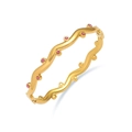 Dettaglio del bracciale ondulato in acciaio al titanio dorato con cristalli rosa - Oro/Zirconia Rossa
