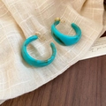 Detalle de pendientes de clip en forma de C de acrílico jaspeado azul con cierre dorado - Pendientes de clip / Clip Azul Jaspeado