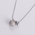Dettaglio della collana a catena serpente argento con doppie perline opache e lucide - Color Acciaio