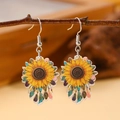 Boucles d'oreilles tournesol bohèmes avec plumes colorées sur un support naturel - Boucles d'oreilles Tournesol 5512