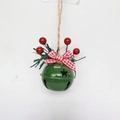 Detalle de campana verde con cortes de estrella, bayas de acebo y lazo de cuadros rojo - Campana de Estrella Verde