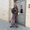 Detail van een elegante trenchcoat met luipaardprint, zwarte tailleband en reverskraag - S / Luipaardprint