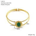 Detail van 18K vergulde stalen manchetarmband met ingelegde groene malachiet steen - Groene Malachiet Stijl (S-B515)
