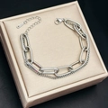 Dettaglio del bracciale a doppia catena in acciaio inossidabile con finitura argento - Bracciale a Doppio Strato (515) / Color Acciaio
