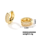 Dettaglio macro di orecchini a cerchio dorati con pavé di zirconi e dimensioni - Oro (KSE00169GD00)