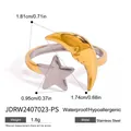 Détail de la lune en or 18 carats et de l'étoile en argent gravées sur la bague en acier - Jdrw2407023-ps