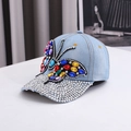 Casquette de baseball en jean bleu avec papillon en strass coloré et visière étincelante - Taille unique / Bleu clair