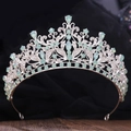 Dettaglio corona da sposa di lusso con cristalli verdi e strass su sfondo nero intenso - Placcato Argento Spesso con Strass Bianchi e Verde Opalescente