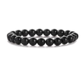Vue détaillée du bracelet en perles de bois et agate noir mat 8mm sur fond blanc - Ébène du Mozambique