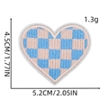 Détail de l'écusson brodé en forme de cœur à carreaux rose et bleu avec dimensions - Écusson Cœur 2# (Rose et Bleu)