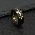 Anello in acciaio spazzolato nero con croce dorata su fondo di pietra scura - US 9 / Croce Oro Nero Spazzolato