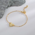 Bracelet élégant en or avec pendentif cœur gravé d'une lettre K minimaliste - Lettre K
