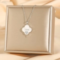 Silberne Kleeblatt-Halskette mit LOVE-Gravur und Herz-Zirkon-Anhänger auf Schmuckschatulle - Silber