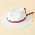 Eleganter weißer Strohhut für Herren mit braunem Lederband und flacher Krempe - Einheitsgröße / Weiß
