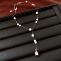 Dettaglio della collana a Y argento con perle bianche e pendente a goccia scuro - Collana di Perle a Goccia d'Acqua (Argento-Rosa-Bianco)