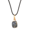 Handgemaakte ketting met blauwe natuursteen hanger en gouden draadwikkeling decoratie - KC Goud Grijs