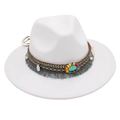 Dettaglio cappello fedora con pietra turchese, perline etniche e nappe grigie - Taglia unica (Tesa piatta) / Bianco