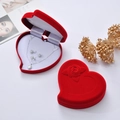 Joyero rojo con forma de corazón de terciopelo con elegante rosa en relieve en la tapa - Rojo Grande / 17.5*17.5*4.5CM