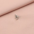 Support de pendentif en forme de cœur argenté en acier inoxydable sur un tissu rose tendre - Base Petit Coeur (3#)