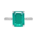 Anello con smeraldo taglio smeraldo e diamanti su una fascia in oro bianco lucido - US 5 / Smeraldo