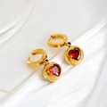 Goldene Creolen mit Metallkugel-Anhänger und roten herzförmigen Zirkonia-Steinen - Rote Ohrringe