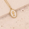 Collana in acciaio dorato con pendente cammeo ritratto di donna elegante su pietra beige - Bianco